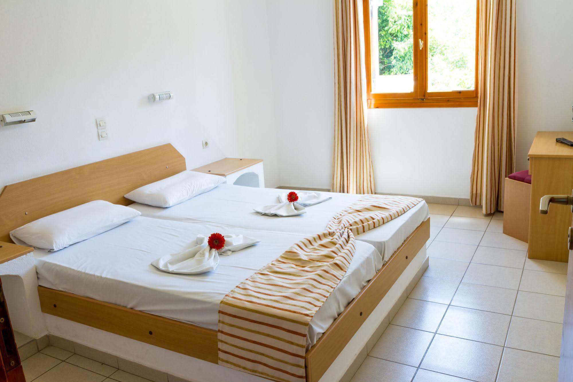 Ideal Hotel Kokkini Hani Bagian luar foto