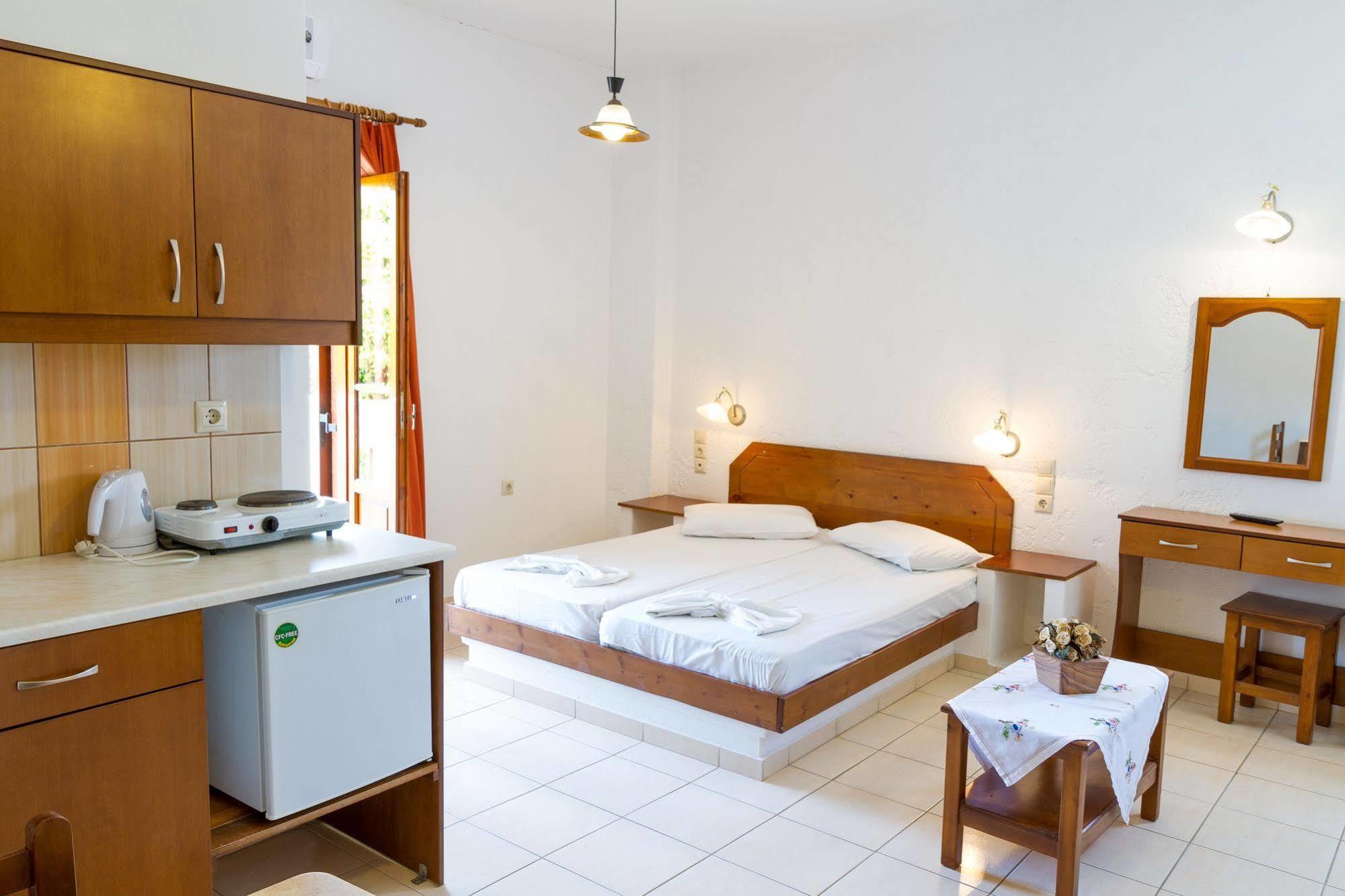 Ideal Hotel Kokkini Hani Bagian luar foto